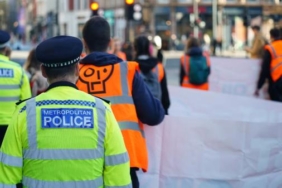 İsrailli esirlerin posterini indiren iki İngiliz polisiyle ilgili açıklama