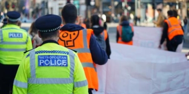 İsrailli esirlerin posterini indiren iki İngiliz polisiyle ilgili açıklama