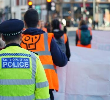 İsrailli esirlerin posterini indiren iki İngiliz polisiyle ilgili açıklama 2 İsrailli esirlerin posterini indiren iki İngiliz polisiyle ilgili açıklama