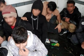 Kargo şirketine ait görünümlü kamyonda 58 kaçak göçmen yakalandı 34 Kargo şirketine ait görünümlü kamyonda 58 kaçak göçmen yakalandı