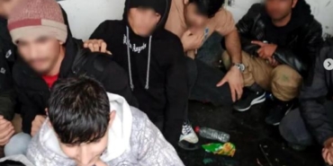 Kargo şirketine ait görünümlü kamyonda 58 kaçak göçmen yakalandı