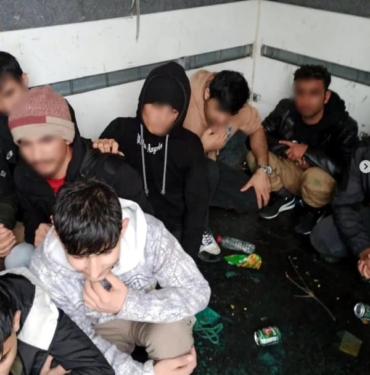 Kargo şirketine ait görünümlü kamyonda 58 kaçak göçmen yakalandı