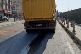 Kartal'da hafriyat kamyonundan dökülen yağ kazalara neden oldu 22 Kartal'da hafriyat kamyonundan dökülen yağ kazalara neden oldu