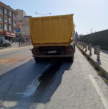 Kartal'da hafriyat kamyonundan dökülen yağ kazalara neden oldu 8 Kartal'da hafriyat kamyonundan dökülen yağ kazalara neden oldu