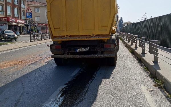 Kartal'da hafriyat kamyonundan dökülen yağ kazalara neden oldu 6 Kartal'da hafriyat kamyonundan dökülen yağ kazalara neden oldu