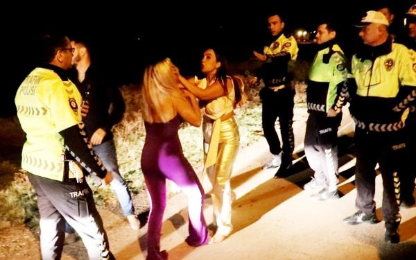 Kazadan hafif sıyrıklarla kurdular, polise zor anlar yaşattılar