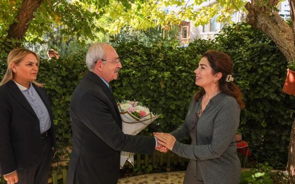 Kılıçdaroğlu'ndan Ahmet Taner Kışlalı'nın eşine ziyaret