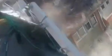 Malatya'da ağır hasarlı binanın kepçenin üstüne çökmesi kamerada