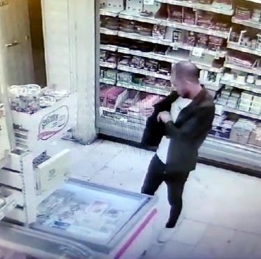 Markette çaldığı etleri ceketinin ceplerine koyup kaçtı