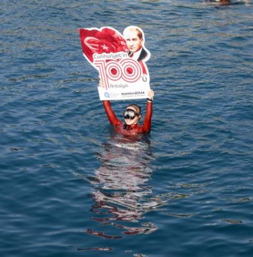 Milli sporcu Şahika Ercümen'den '100. Yıl' dalışı