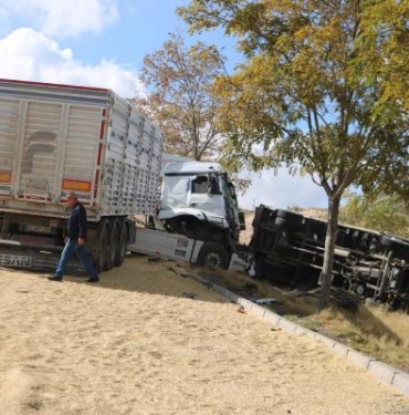 Nevşehir'de TIR, buğday yüklü kamyonete çarptı: 4 yaralı