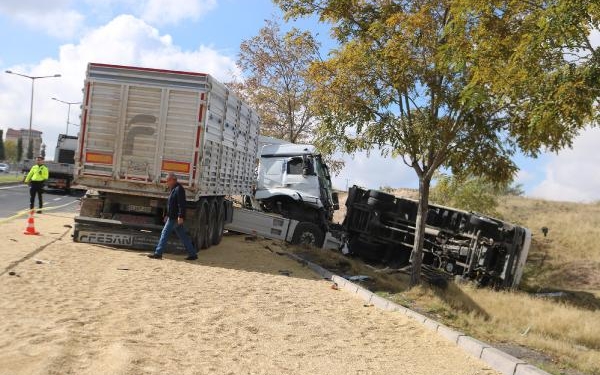 Nevşehir'de TIR, buğday yüklü kamyonete çarptı: 4 yaralı