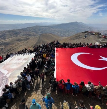 Öğrencilerden Palandöken'e Cumhuriyet tırmanışı