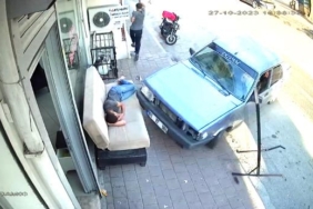 Otomobil, esnafın üzerinde uyuduğu kaldırımdaki kanepeye çarptı 13 Otomobil, esnafın üzerinde uyuduğu kaldırımdaki kanepeye çarptı