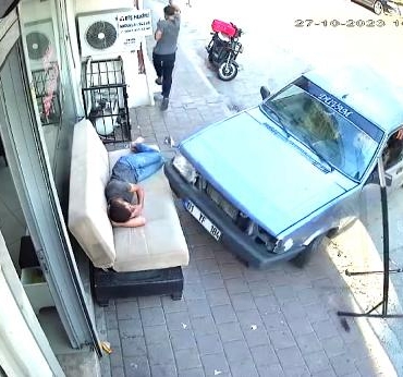 Otomobil, esnafın üzerinde uyuduğu kaldırımdaki kanepeye çarptı