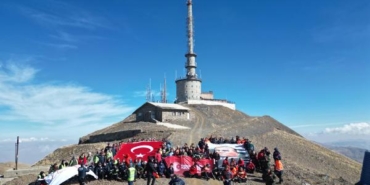 Palandöken zirvesine yürüyüp, Türk bayrağı ve Atatürk posteri açtılar