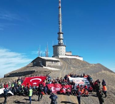 Palandöken zirvesine yürüyüp, Türk bayrağı ve Atatürk posteri açtılar