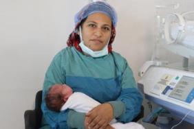 Sezaryen için beklerken sancıları tutan kadın, evde ebe ile doğum yaptı