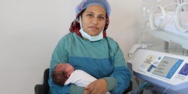 Sezaryen için beklerken sancıları tutan kadın, evde ebe ile doğum yaptı