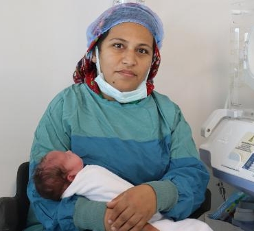 Sezaryen için beklerken sancıları tutan kadın, evde ebe ile doğum yaptı