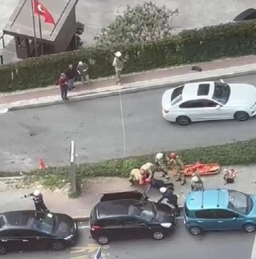 Şişli'de kaldırımın çökmesiyle oluşan çukura düşen kadın böyle kurtarıldı 2 Şişli'de kaldırımın çökmesiyle oluşan çukura düşen kadın böyle kurtarıldı