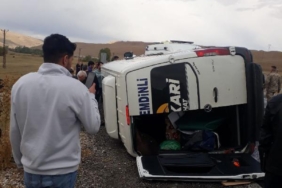 Yolcu minibüsü devrildi: 10 yaralı