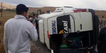 Yolcu minibüsü devrildi: 10 yaralı
