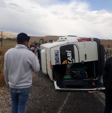 Yolcu minibüsü devrildi: 10 yaralı 8 Yolcu minibüsü devrildi: 10 yaralı