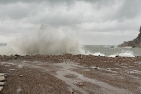 Amasra'da fırtına; balıkçı tekneleri ile destek gemileri limana çekildi