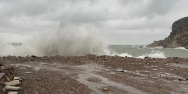 Amasra'da fırtına; balıkçı tekneleri ile destek gemileri limana çekildi