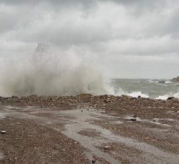 Amasra'da fırtına; balıkçı tekneleri ile destek gemileri limana çekildi