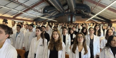 Diş hekimliği öğrencileri düzenlenen törenle beyaz önlüklerini giydi