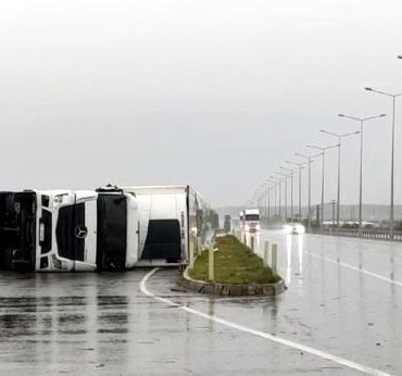 Edirne'de kuvvetli rüzgar, TIR devirdi