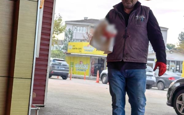 Elini kesim makinesine kaptıran işçinin 4 parmağı koptu 6 Elini kesim makinesine kaptıran işçinin 4 parmağı koptu