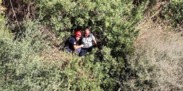 Falezlerden düştü, ekipler tarafından kurtarıldı
