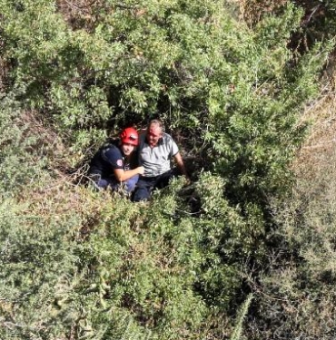 Falezlerden düştü, ekipler tarafından kurtarıldı