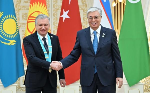 Mirziyoyev'e Türk Dünyası Ali Nişanı taltif edildi 1 Mirziyoyev'e Türk Dünyası Ali Nişanı taltif edildi
