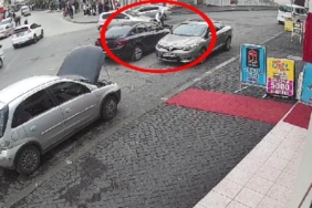 Otomobil, yayalara çarptı; kaza anı kamerada 23 Otomobil, yayalara çarptı; kaza anı kamerada