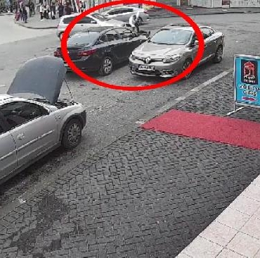 Otomobil, yayalara çarptı; kaza anı kamerada 3 Otomobil, yayalara çarptı; kaza anı kamerada