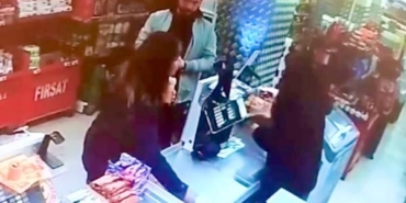 Pendik'te ikinci kasayı açmayan kasiyere koltuk değneğiyle saldırdı 