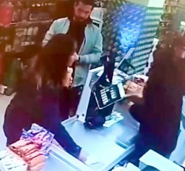 Pendik'te ikinci kasayı açmayan kasiyere koltuk değneğiyle saldırdı 