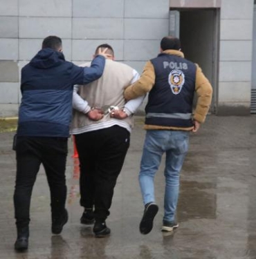 TIR'lardan hırsızlık yapan şüphelilere 3 ilde operasyon: 6 gözaltı 8 TIR'lardan hırsızlık yapan şüphelilere 3 ilde operasyon: 6 gözaltı