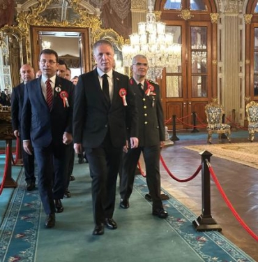 Vali Gül Atatürk'ün Dolmabahçe Sarayı'ndaki odasını ziyaret etti