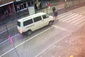 Yaya geçidinde minibüsün çarptığı yaya ağır yaralandı; kaza kamerada 1 Yaya geçidinde minibüsün çarptığı yaya ağır yaralandı; kaza kamerada