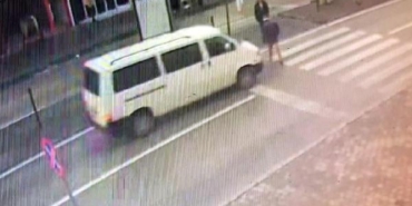 Yaya geçidinde minibüsün çarptığı yaya ağır yaralandı; kaza kamerada