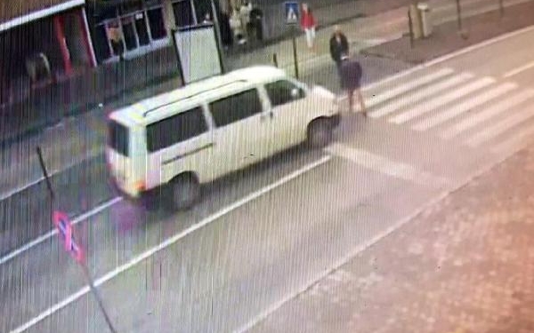 Yaya geçidinde minibüsün çarptığı yaya ağır yaralandı; kaza kamerada