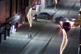 2 otomobilin kafa kafaya çarpıştığı kaza kamerada; 2 sürücü yaralı 39 2 otomobilin kafa kafaya çarpıştığı kaza kamerada; 2 sürücü yaralı