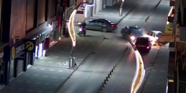 2 otomobilin kafa kafaya çarpıştığı kaza kamerada; 2 sürücü yaralı