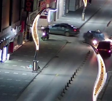 2 otomobilin kafa kafaya çarpıştığı kaza kamerada; 2 sürücü yaralı 3 2 otomobilin kafa kafaya çarpıştığı kaza kamerada; 2 sürücü yaralı