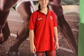 Antalya'da ailesinden gizli başladığı güreşte şampiyon oldu